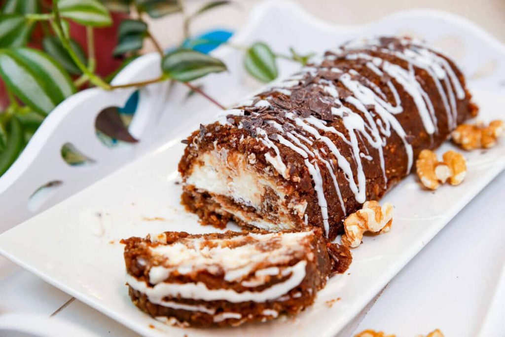 Cremiger Kekskuchen ohne Backen mit Quark und Datteln