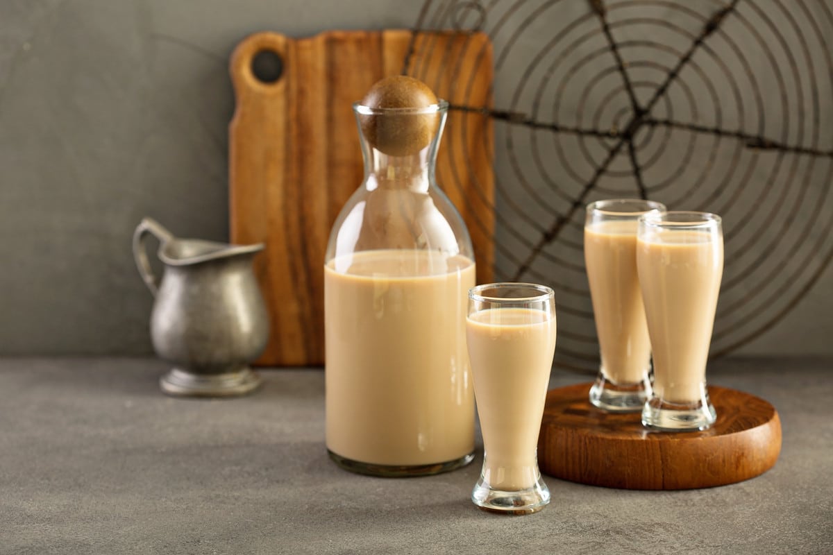 Cremiger Likör Baileys Coffee mit Sahne und Vanille