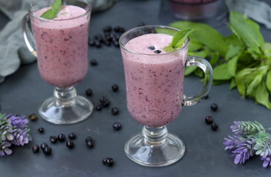 Cremiger Milchshake mit Blaubeeren, Honig und Eiscreme