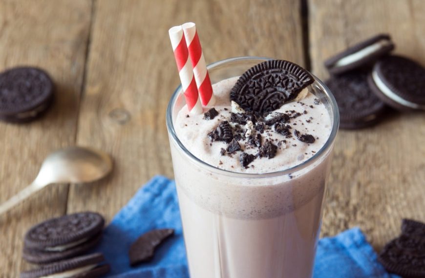 Cremiger Milchshake mit Oreo Keksen und Schokoladeneis
