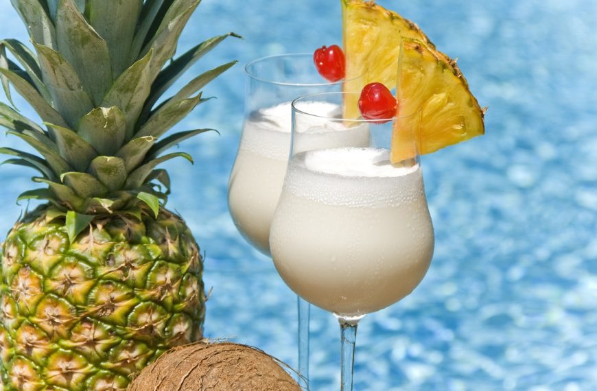 Cremiger Pina Colada Cocktail mit Rum, Kokosnuss und Ananassaft