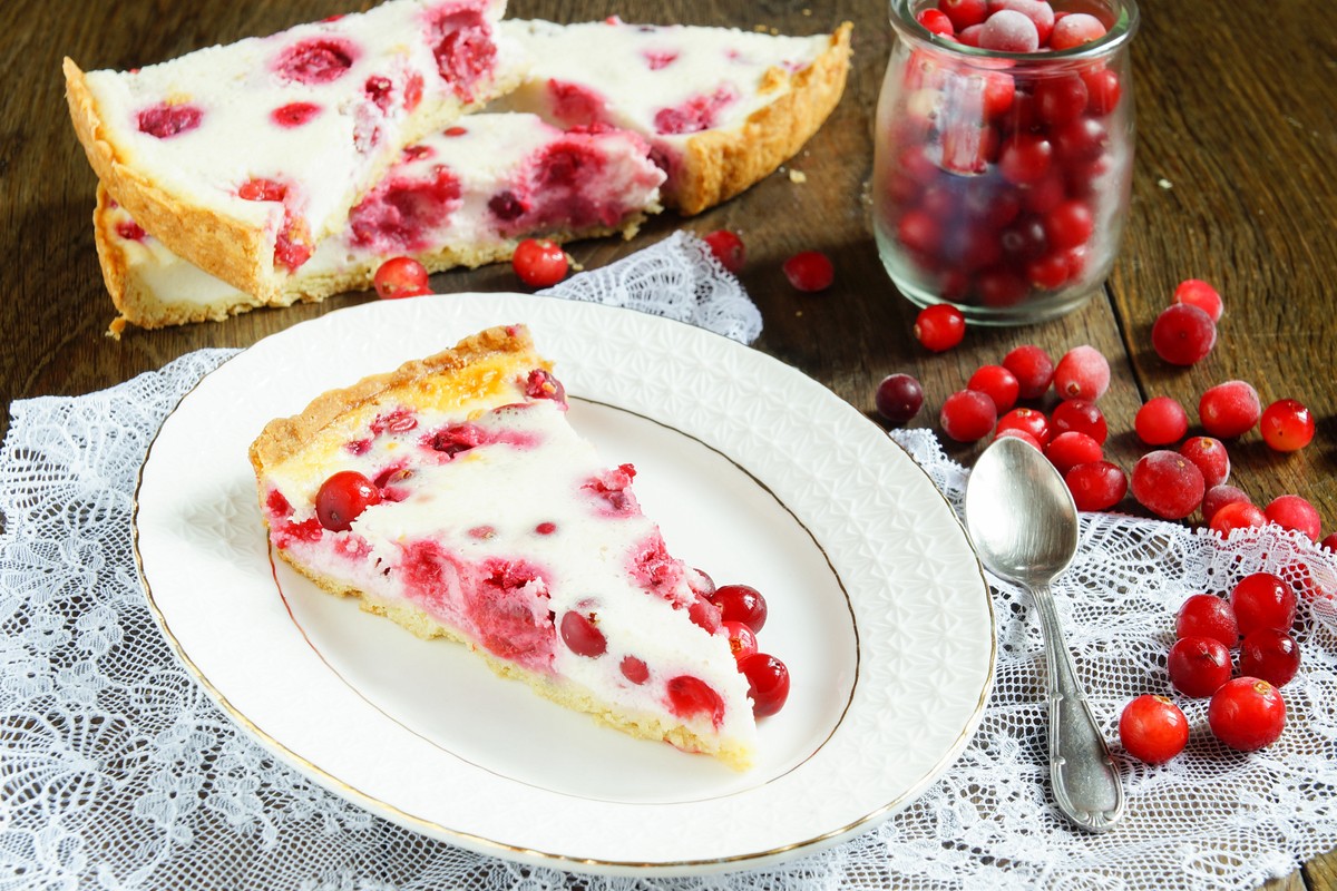 Cremiger Preiselbeer Kuchen mit saurer Sahne und mürben Teig