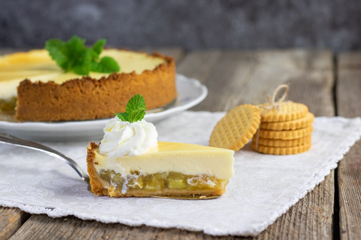 Cremiger Rhabarber Käsekuchen mit Quark und Puddingpulver