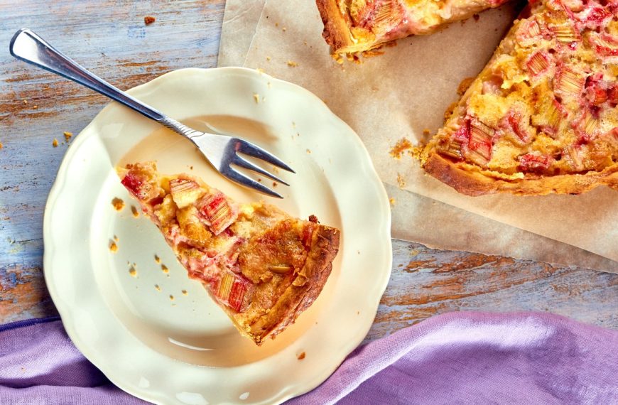 Cremiger Rhabarberkuchen mit Frischkäse und Schmand
