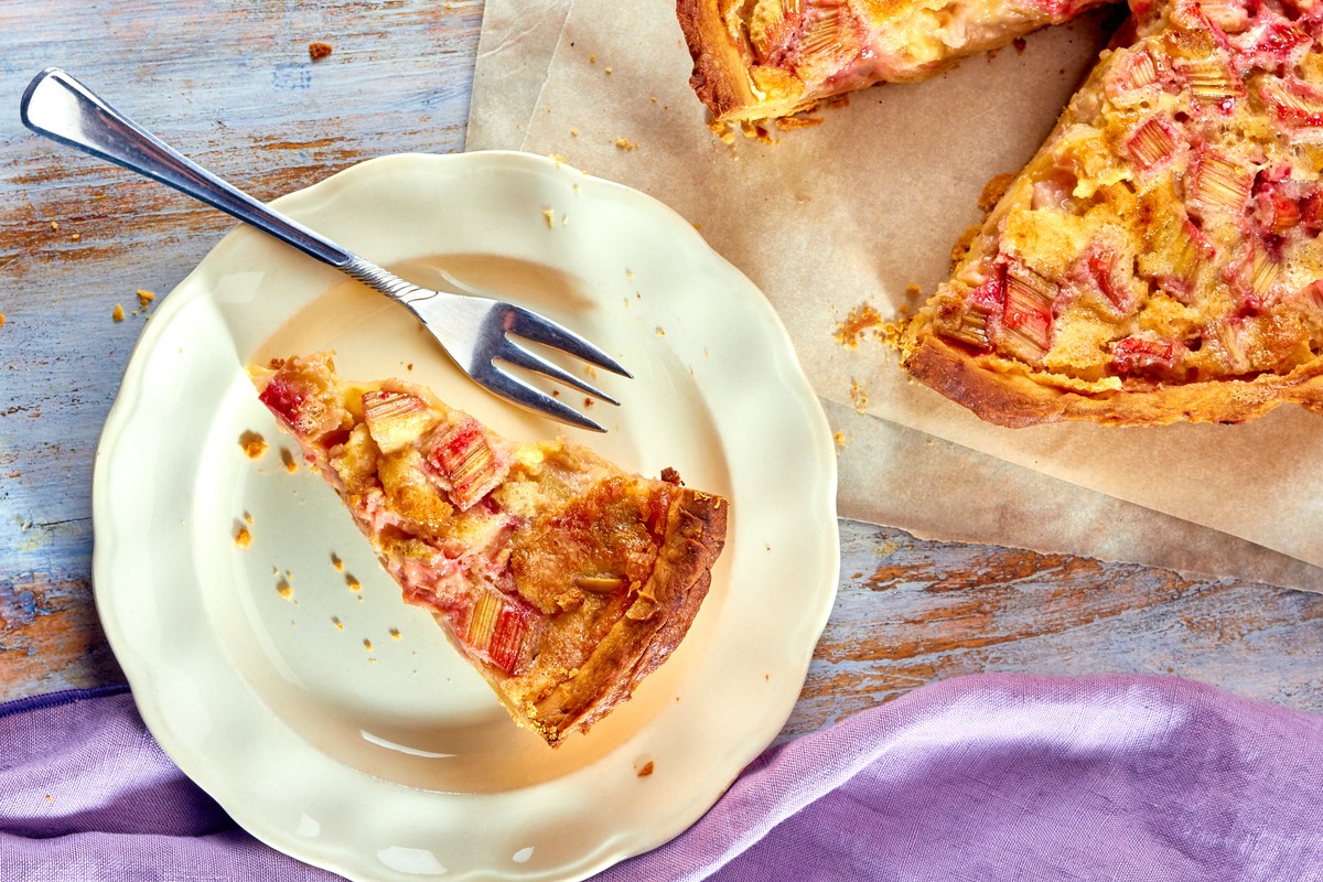 Cremiger Rhabarberkuchen mit Frischkäse und Schmand