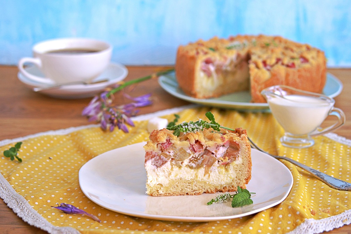 Cremiger Rhabarberkuchen mit körnigem Frischkäse, Äpfel und Streuseln