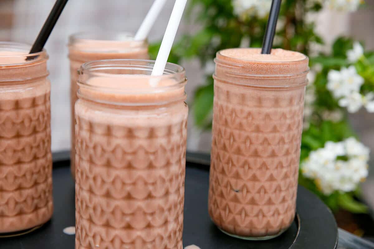 Cremiger Schoko Milchshake mit Bananen, Nutella und Vanilleeis