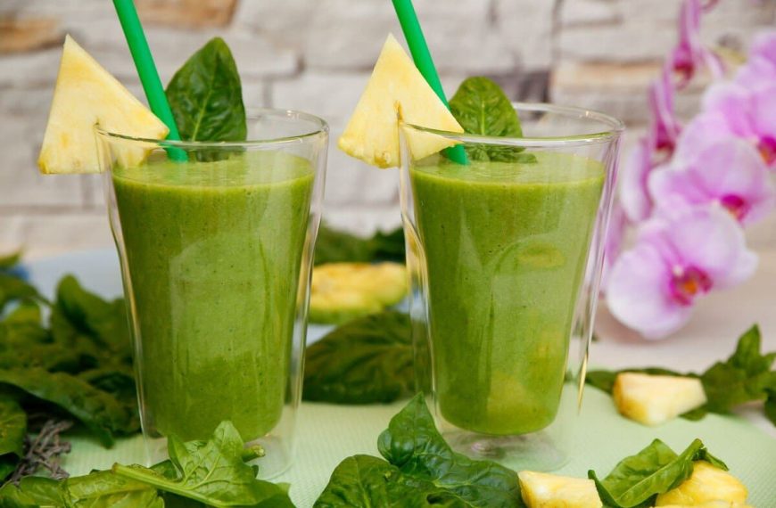 Cremiger Spinat Smoothie mit Ananas, Banane und Avocado