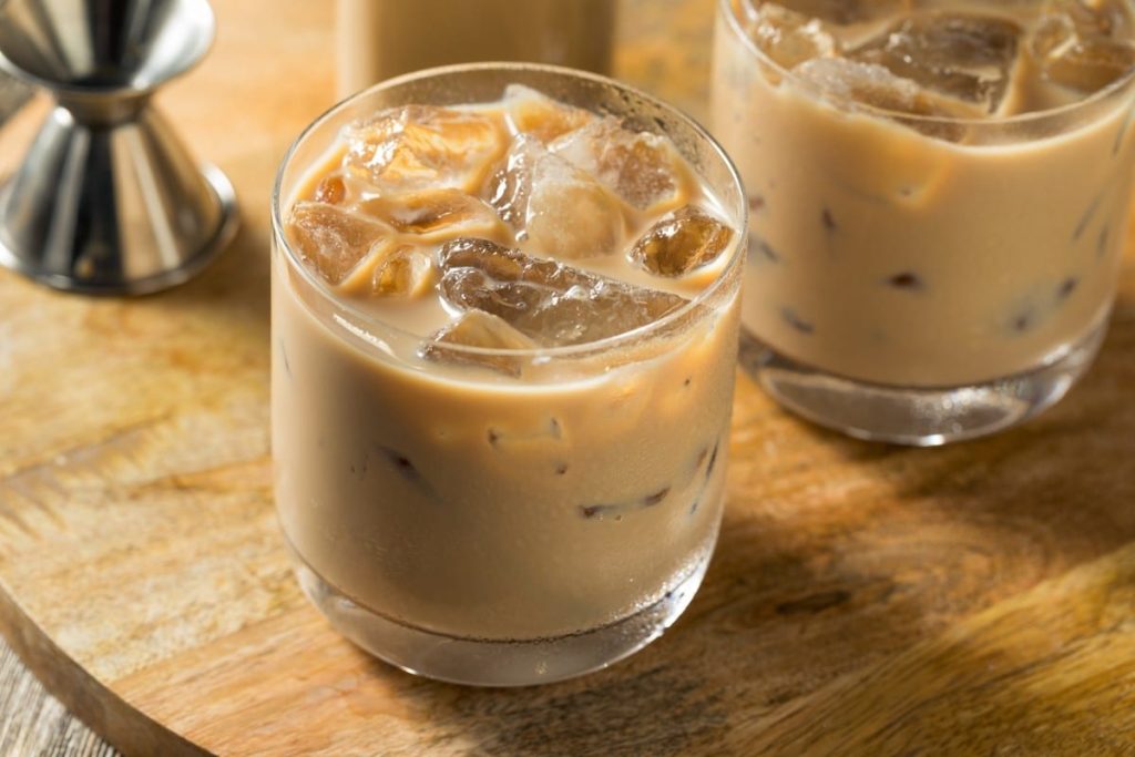 Cremiger Wodka Cocktail mit Kaffeelikör