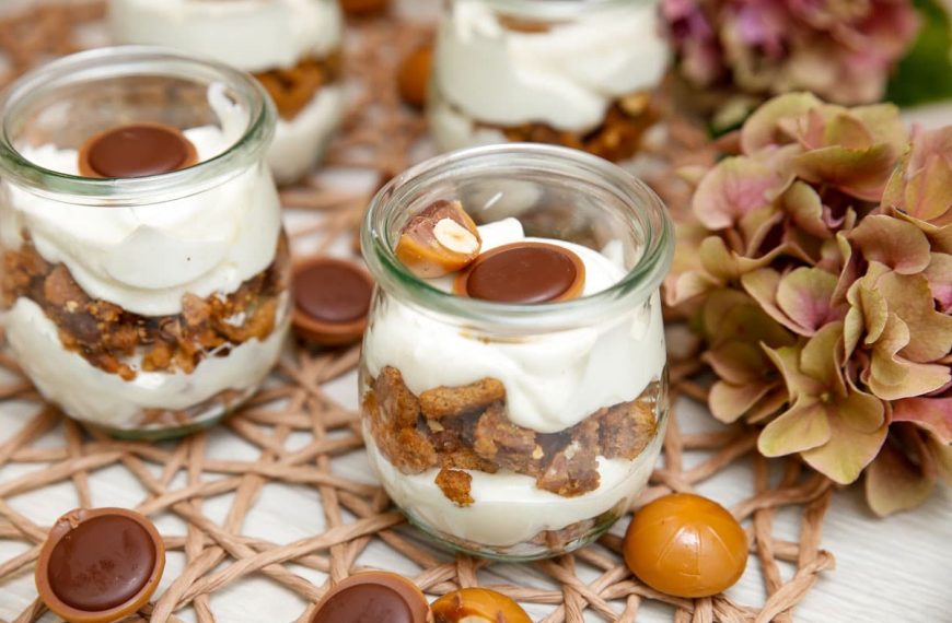 Cremiges Cheesecake Dessert im Glas mit Toffifee und Sahne
