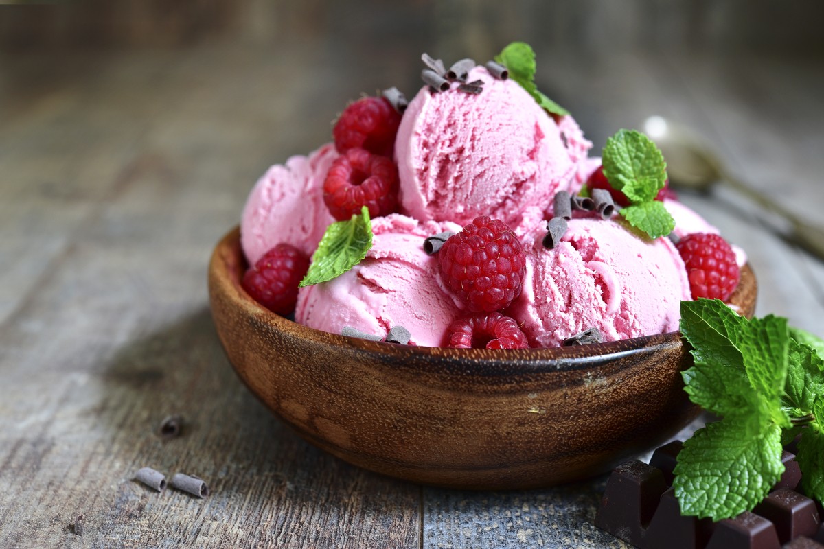 Cremiges Eis mit Himbeeren und Sahne selber machen