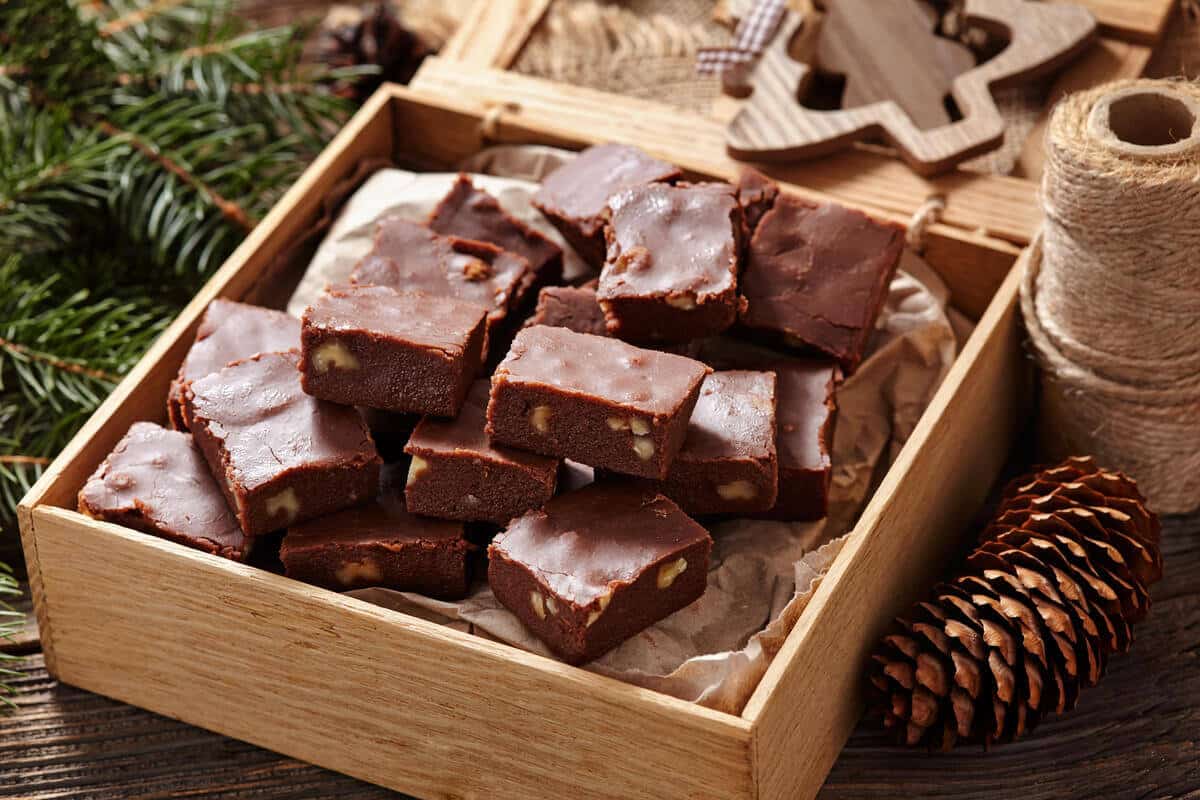 Cremiges Fudge Schokoladenkonfekt mit Nüssen zu Weihnachten