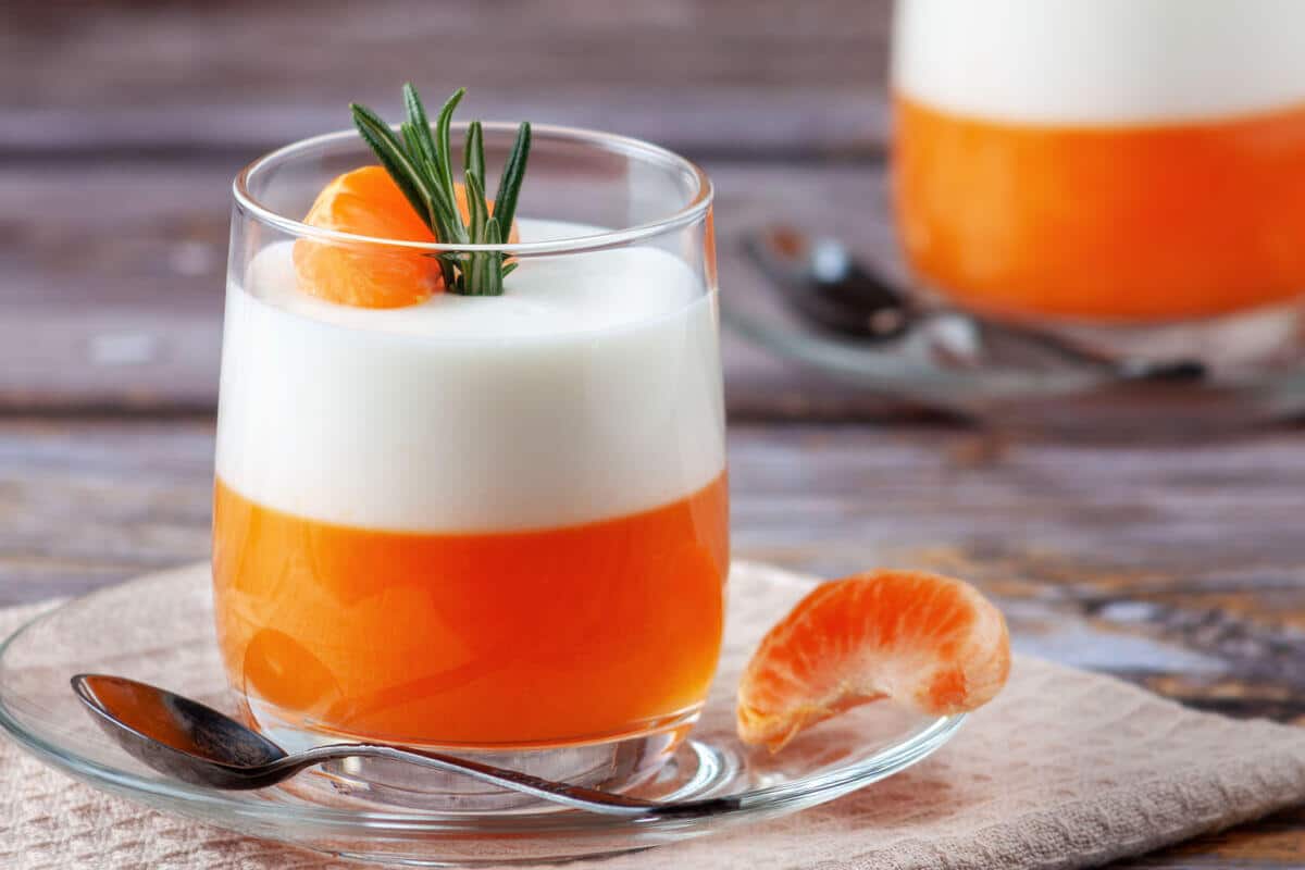 Cremiges Panna Cotta Weihnachtsdessert mit Mandarinen