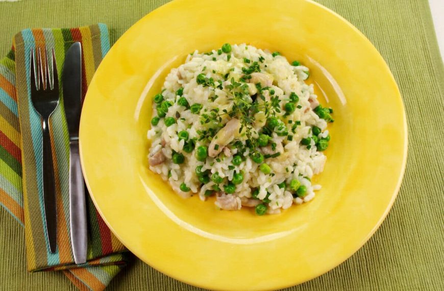 Cremiges Risotto mit Reis, Hähnchen und grünen Erbsen