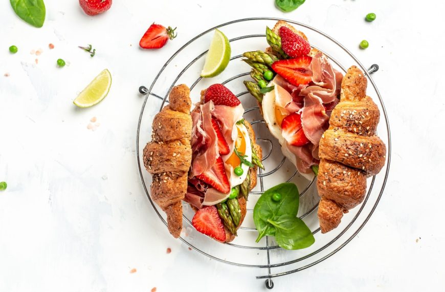 Croissants mit Spargel, Serrano und Spiegelei zum Frühstück