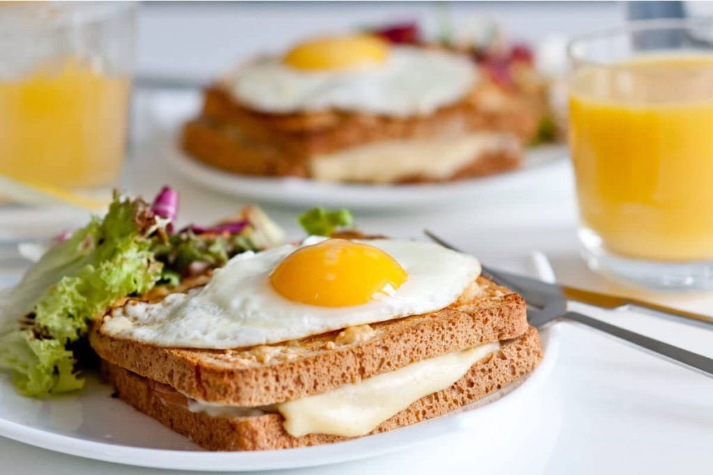 Croque Madame Sandwich mit Schmelzkäse und Spiegelei