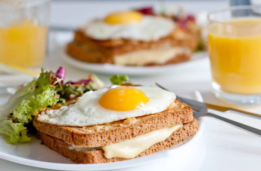 Croque Madame Sandwich mit Schmelzkäse und Spiegelei