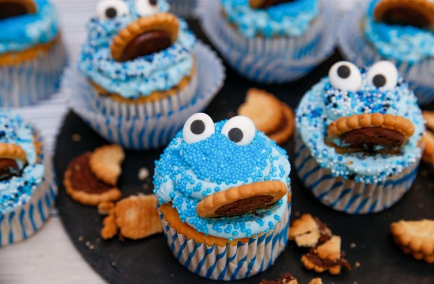 Cupcakes Krümelmonster aus Muffins mit Schokostreuseln und Frosting