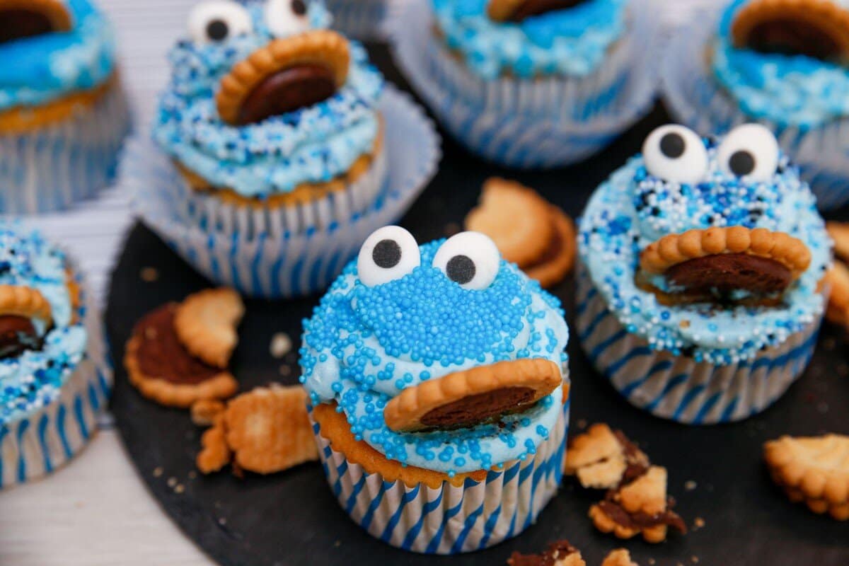 Cupcakes Krümelmonster aus Muffins mit Schokostreuseln und Frosting