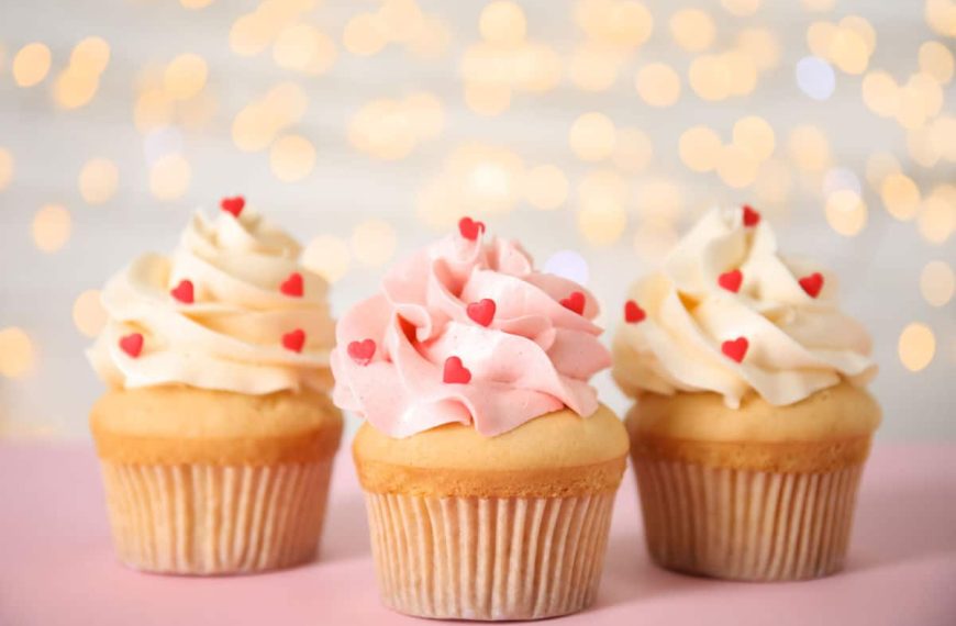 Cupcakes für Valentinstag mit Frischkäse Topping
