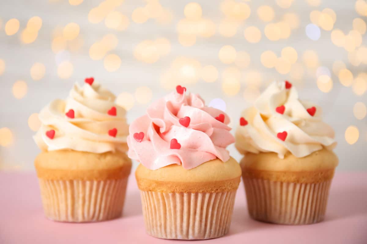 Cupcakes für Valentinstag mit Frischkäse Topping