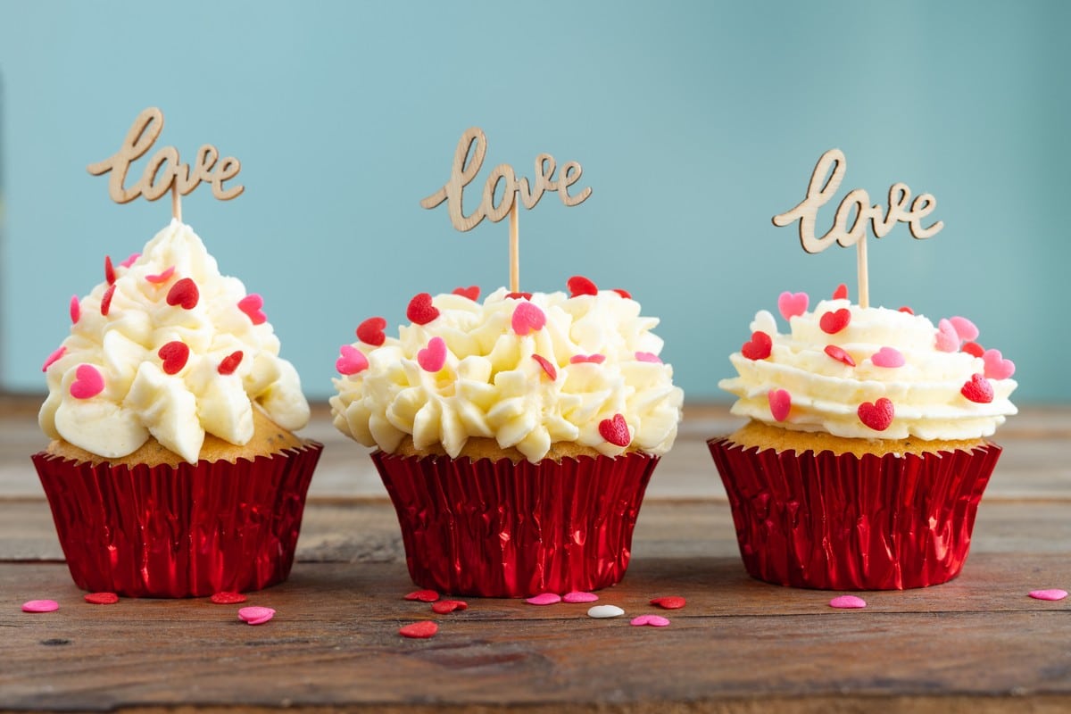 Cupcakes mit Buttercreme und Herzen zum Valentinstag