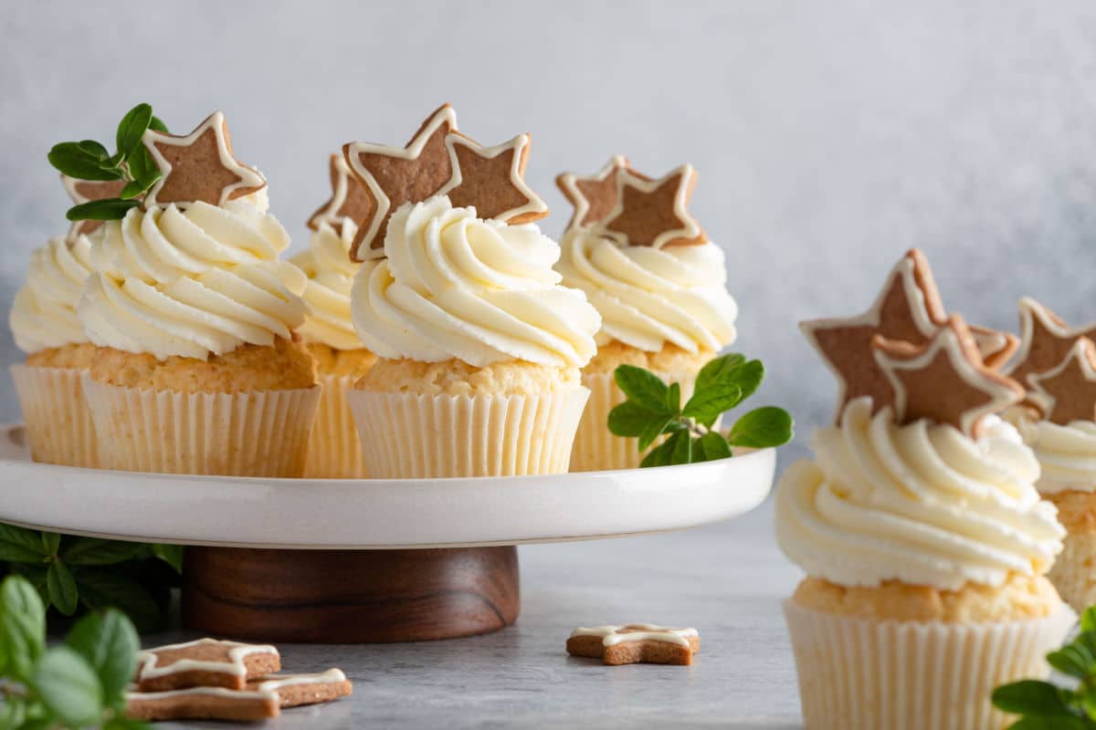 Cupcakes mit Buttercreme und Lebkuchen zu Weihnachten