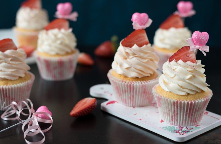 Cupcakes mit Buttercreme zum Valentinstag