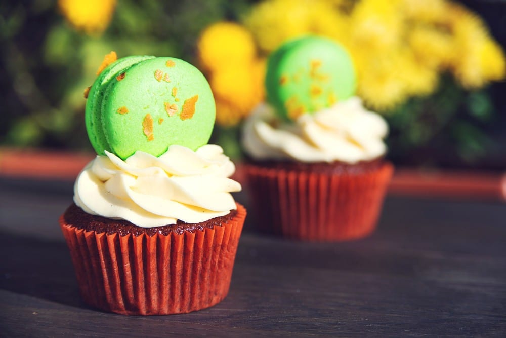 Cupcakes mit Frischkäse Frosting und Macarons