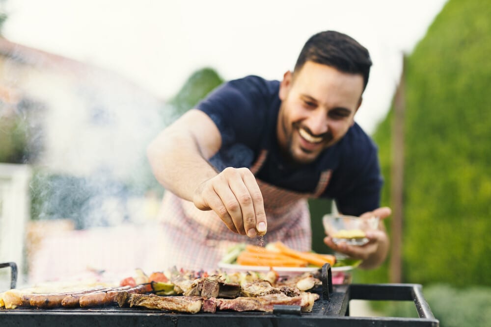 DIY-Projekte rund ums Grillen|Eine-praktische-Aufbewahrung-für-Grillzubehör-bauen|Einen-Grill-errichten|Gemauerter-Holzkohlegrill|Grillkamin-als-Pizza-Ofen|Der Ofen wird – für eine schönere Optik – mit Wellerlehm verputzt|Eine Feuerstelle anlegen|Eine Gartentheke bauen|Eine-Theke-aus-Paletten|Eine-Theke-aus-Paletten