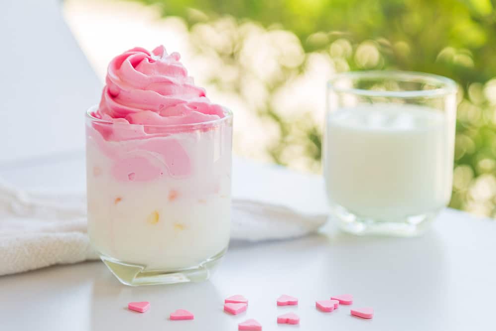 Dalgona Eiskaffee mit Erdbeeren und Sahne