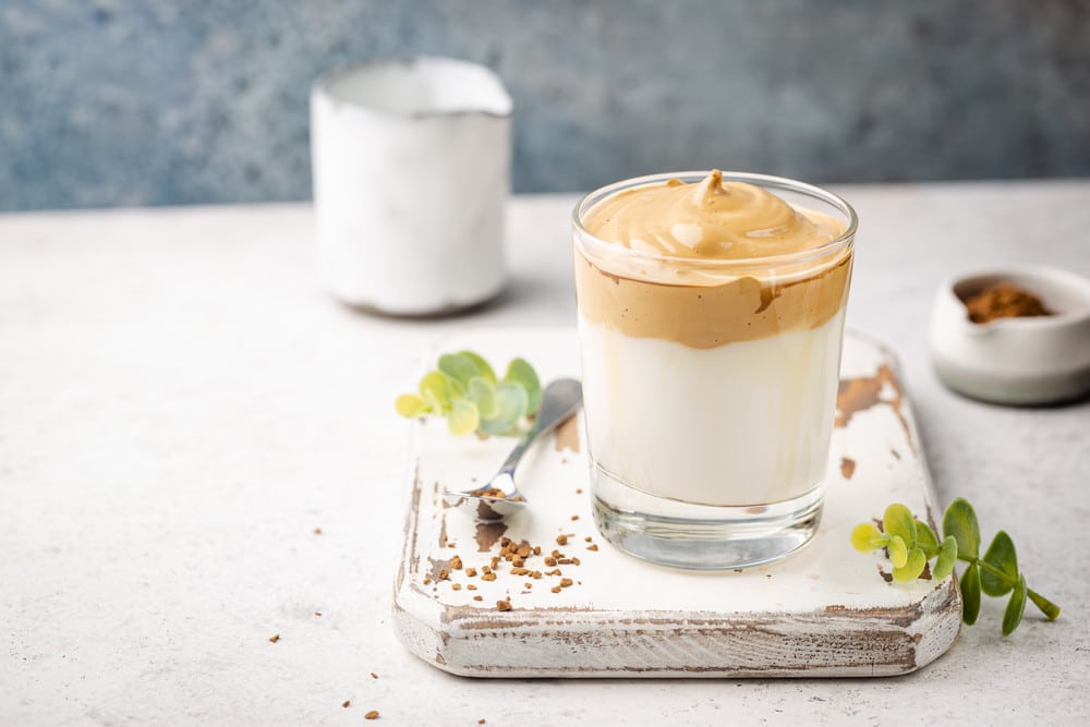Dalgona Kaffee mit Erdnussbutter und Milch