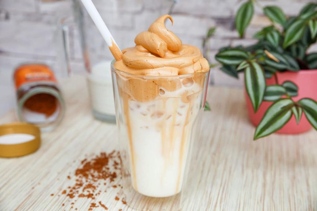 Dalgona Kaffee mit Milch und Instantkaffee