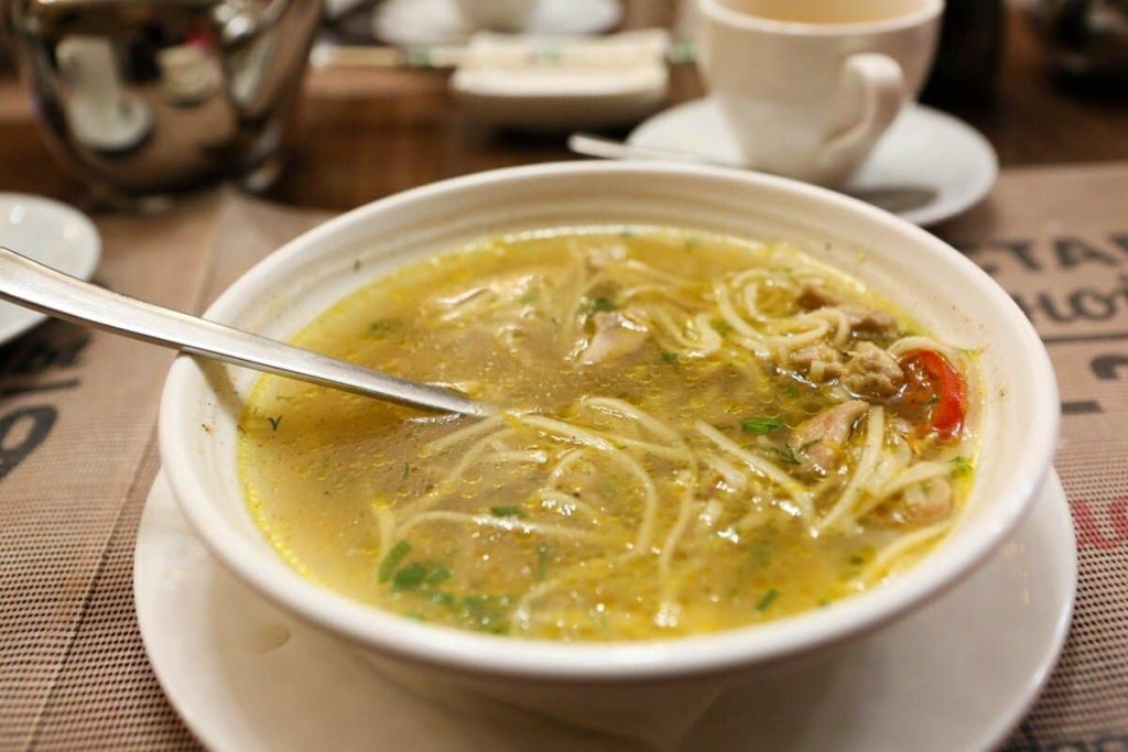 Deftige Nudelsuppe mit Schweinerippchen und Kartoffeln