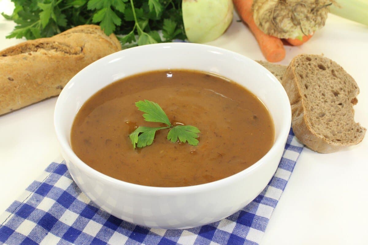 Deftige Ochsenschwanzsuppe mit Sellerie, Rotwein und Karotten