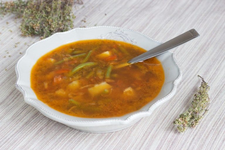 Herzhafte Rindfleischsuppe mit Grießknödeln und Gemüse