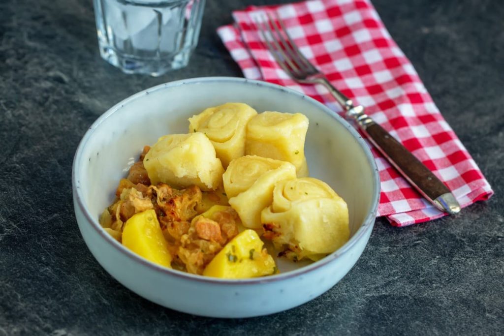 Deftiger Rindergulasch mit Bier, Gemüse und Knödeln