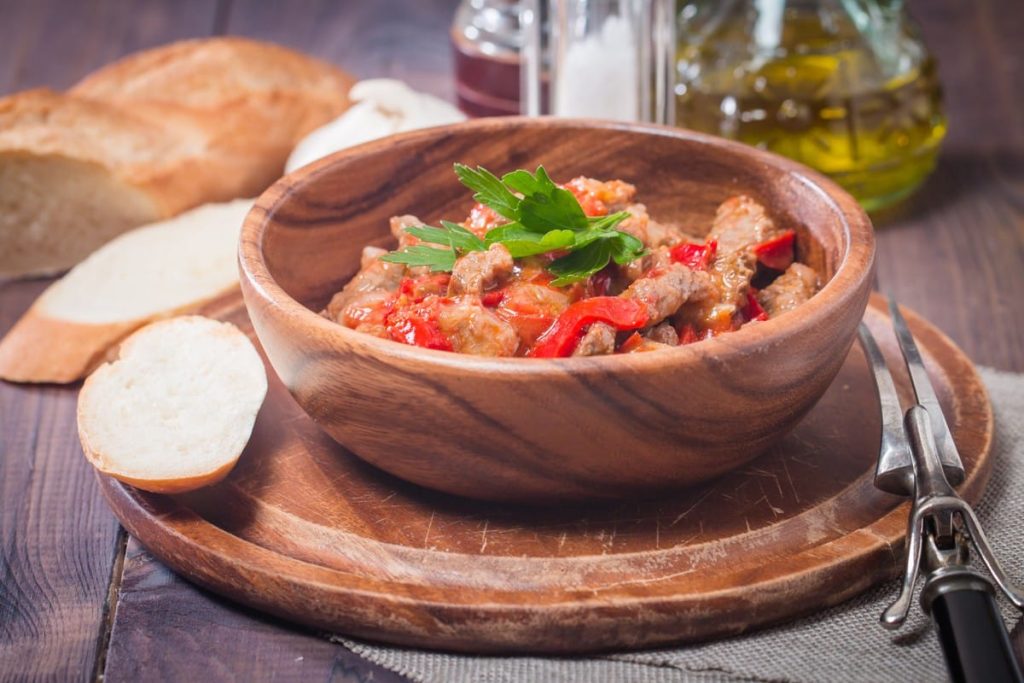 Deftiger Lammeintopf mit Paprika und Zwiebeln in Sherry geschmort