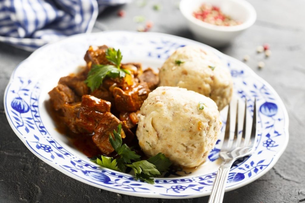 Deftiger Rindergulasch mit Bier