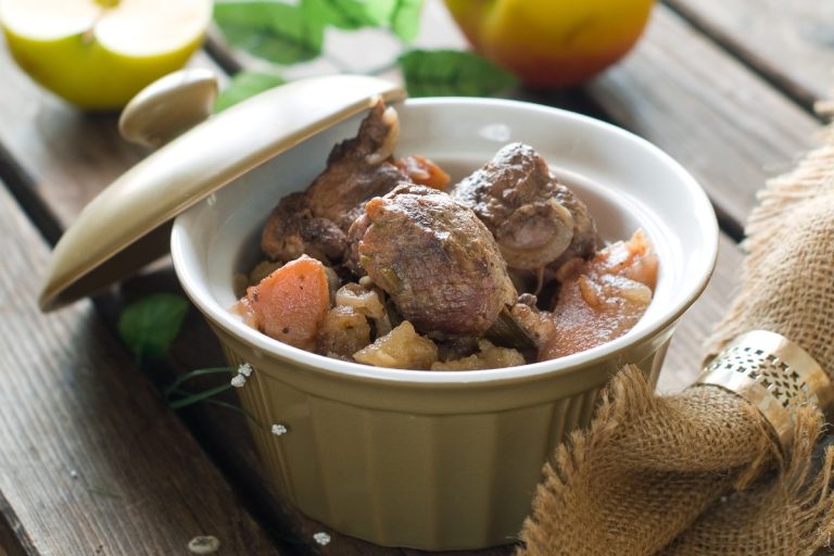 Deftiger Rindfleischeintopf mit Gemüse, Champignons und Äpfeln