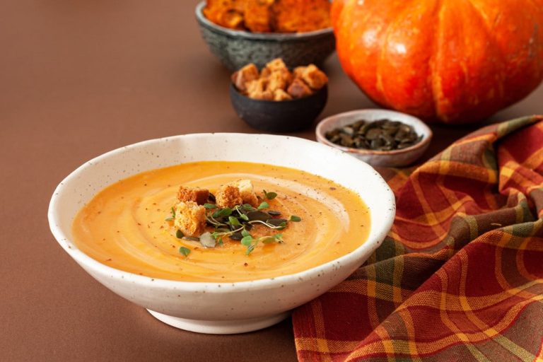 Delikate Kürbissuppe mit Zucchini und Hackbällchen
