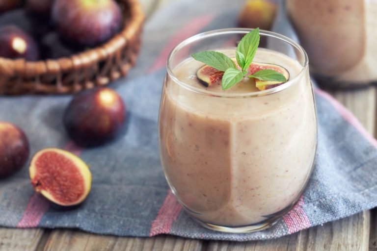 Frühstücks Bananen Smoothie mit Haferflocken und Mandelmilch