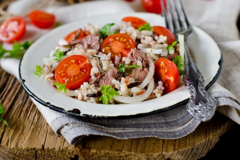 Thunfischsalat mit Reis und Tomaten: Mediterrane Köstlichkeit