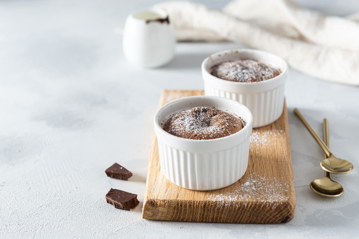 Delikates Schokoladensoufflé mit Zartbitterschokolade und Vanille