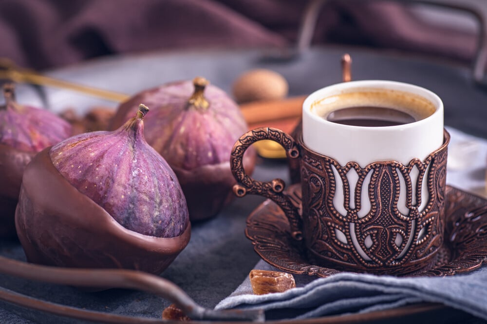 Dessert aus Feigen in Schokolade