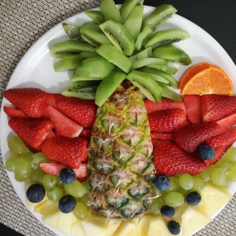 Dessert aus Obst mit Erdbeeren, Kiwi und Ananas - Sommert Dessert
