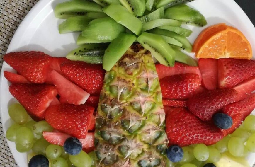 Dessert aus Obst mit Erdbeeren, Kiwi und Ananas – Sommert…