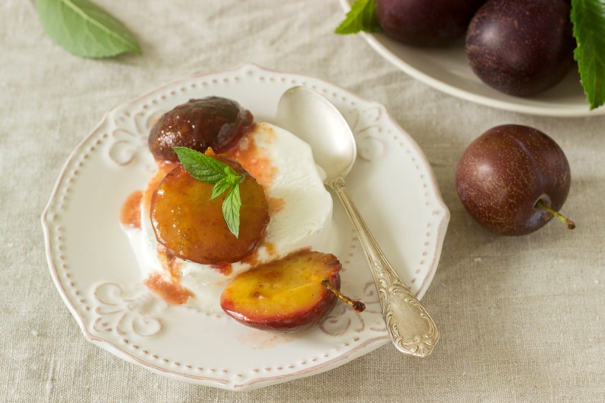 Dessert aus karamellisierten Pflaumen mit Zimt und Eis