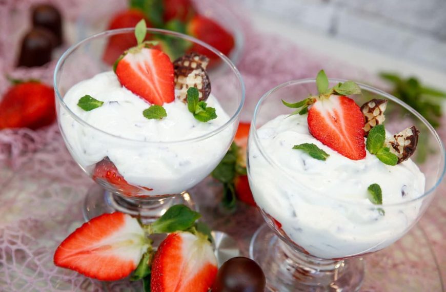Dessert im Glas mit Erdbeeren, Quark und Schokoküssen