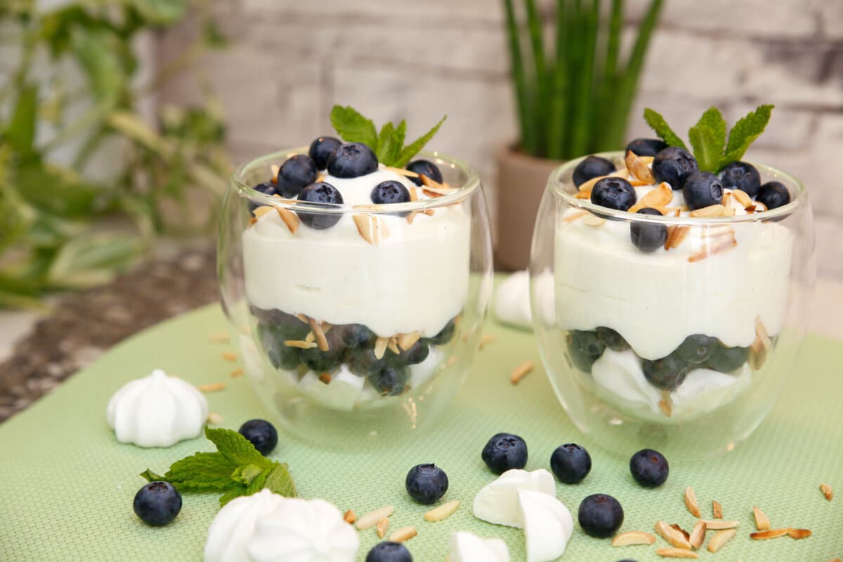 Dessert im Glas mit Heidelbeeren